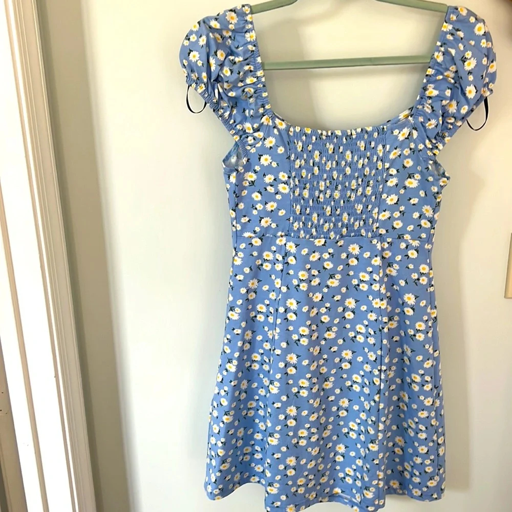 Light blue daisy dress with a floral pattern. - Picture 2 of 3